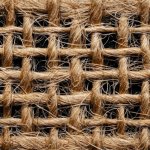 Îmbracă-ți grădina în iută naturală: idei elegante și ușor de făcut pentru protecții de iarnă