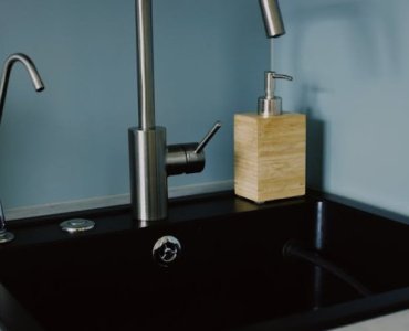 Gata cu scurgerile înfundate: soluții rapide din cămară, fără instalator