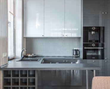Bucătărie mică, idei mari: trucuri inteligente pentru ordine și spațiu în apartamente compacte