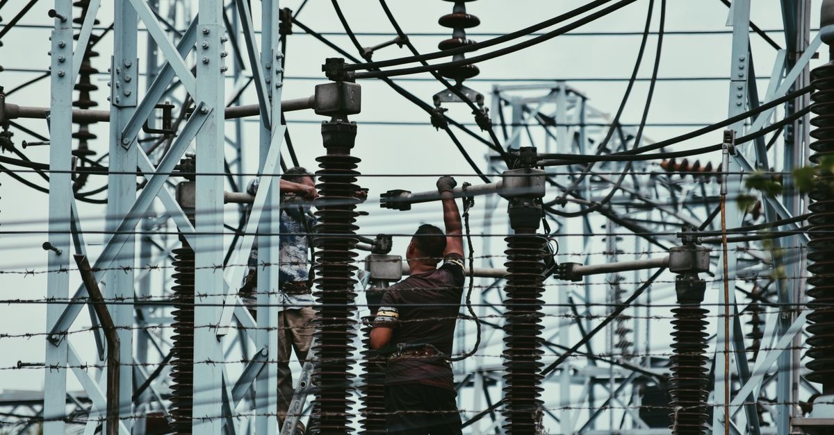 Cum rămân luminile aprinse: reziliența rețelei electrice explicată pe scurt