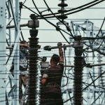 Cum rămân luminile aprinse: reziliența rețelei electrice explicată pe scurt