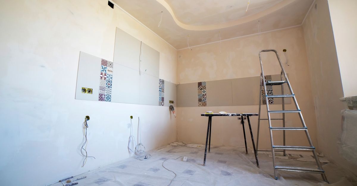 Transformă-ți tavanul: mască din plăci PVC perforate - proiect DIY rapid cu efect premium