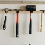 Căsuța ideală pentru unelte: metal sau lemn? Descoperă opțiunea câștigătoare pentru grădina ta