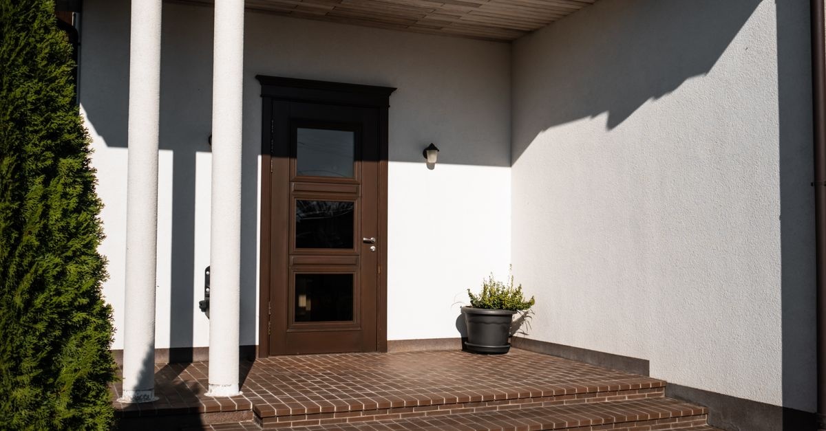 Fațade care încântă: 15 idei moderne cu tencuială acrilică pentru casa ta