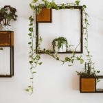 Junglă urbană, vibe industrial: suporturi de flori pentru un living loft ca-n reviste