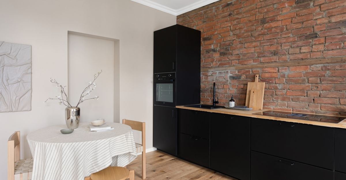 Transformă-ți bucătăria cu fronturi negre: 7 idei smart pentru un spațiu elegant, luminos și practic